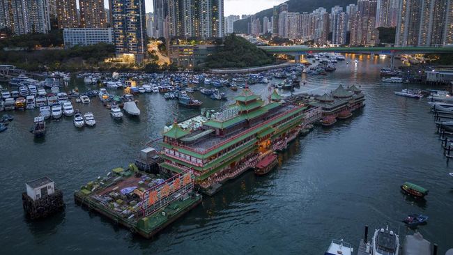 Bangunan restoran ikonik Hong Kong, Jumbo Floating Restaurant, tenggelam di tengah Laut China Selatan akibat cuaca buruk.