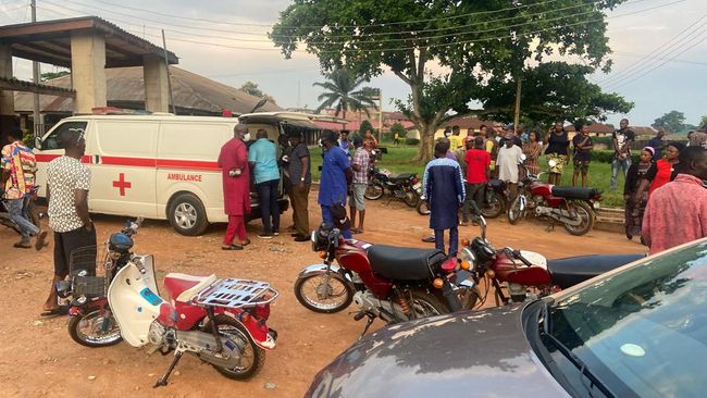 Gereja Katolik di barat daya Nigeria diserang orang bersenjata dan mengakibatkan 50 orang tewas termasuk wanita dan anak-anak.