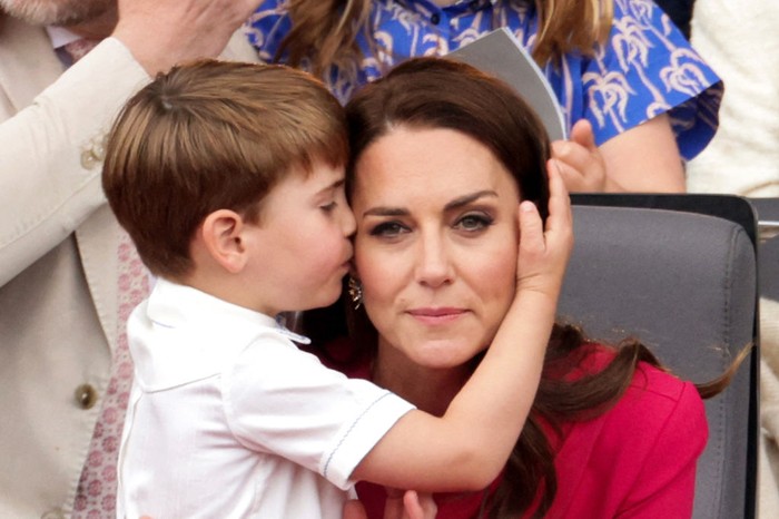 Ia juga tertangkap kamera menunjukkan ekspresi sayangnya pada Kate. So cute and lovely! Foto: Getty Images