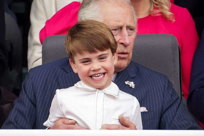 Pada acara yang sama, ia juga menghabiskan waktu bersama sang Kakek, Pangeran Charles. Foto: Getty Images