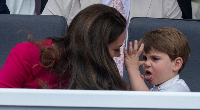 Ia juga sempat tantrum. Namun Kate tetap sigap dan sabar menghadapinya. Aksi Kate ini juga menuai banyak pujian. Foto: Getty Images