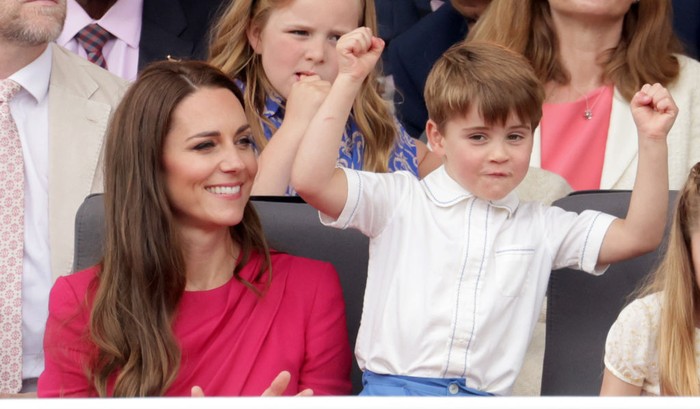 Pada perayaan hari terakhir Platinum Jubilee (5/6/2022), Pangeran Louis mencuri perhatian berkat aksinya selama menonton parade bersama kedua orang tua dan kakak-kakaknya. Foto: Getty Images