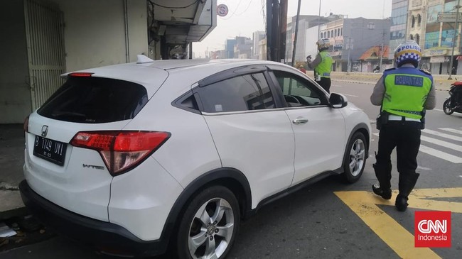 Penerapan ganjil genap pada 26 ruas jalan di Jakarta memberi dampak positif, salah satunya volume kendaraan mulai menurun.
