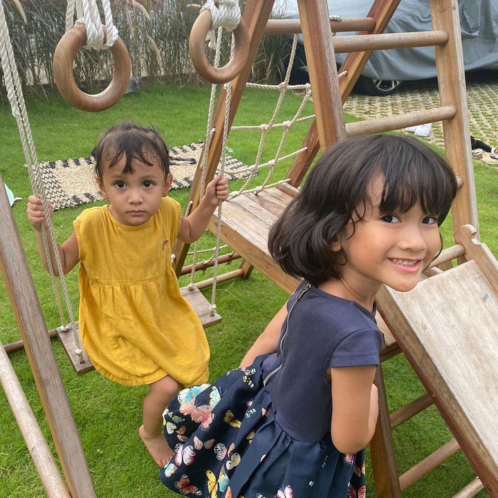 <p>Potret Surinala yang tengah asik bermain bersama Salma, anak Rio Dewanto dan Atiqah Hasiholan dibagikan melalui Instagram Chicco, “Ben Jody versi perempuan,” tulisnya sebagai<em> caption</em>. (Foto: Instagram @chicco.jerikho)</p>