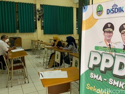 Hari Pertama PPDB Jabar, Masih Ada Pendaftar Datang ke Sekolah