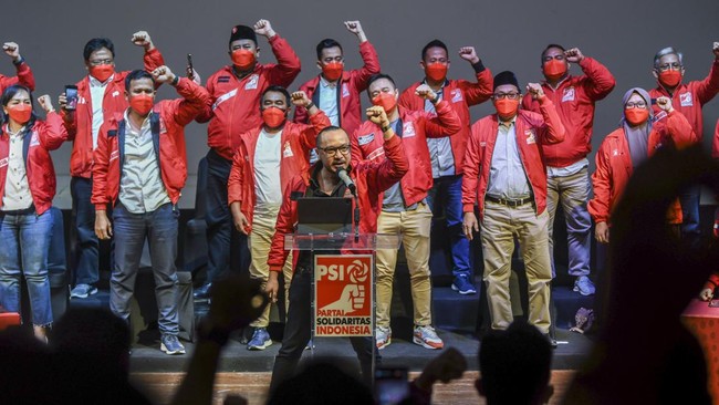 Suami Yenny Wahid, Dhohir Farisi pernah menjadi kader Partai Gerindra. Ia pun sempat duduk sebagai anggota DPR dari Fraksi Gerindra pada 2009-2014.