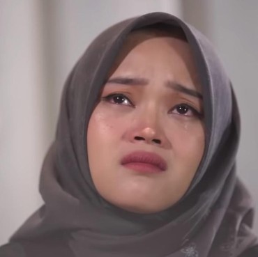 Putri Delina Teteskan Air Mata Ungkap Tak Semangat Hidup dan Kesepian