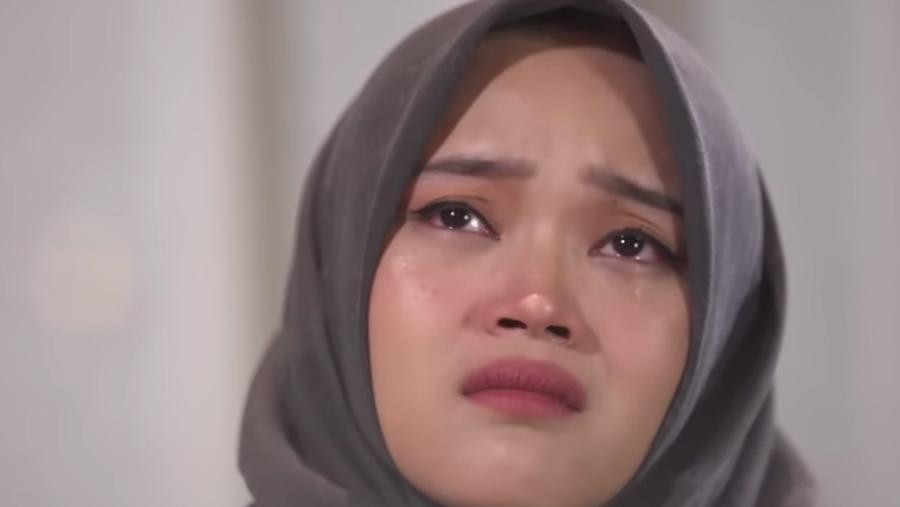 Putri Delina menangis saat menceritakan kondisi dirinya.