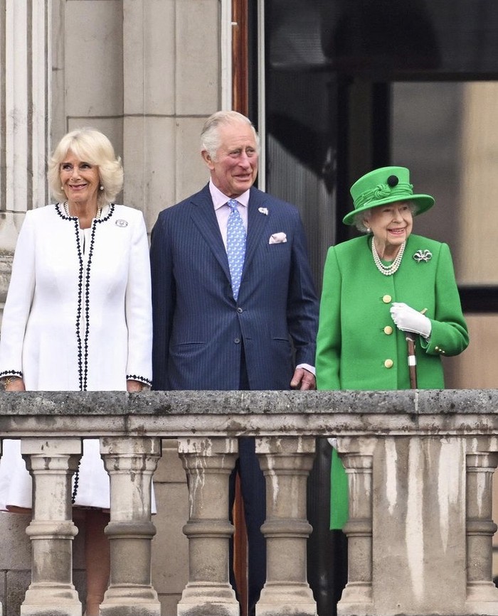 Ratu Elizabeth memilih busana dan topi berwarna hijau yang kian atraktif di hari peringatan 70 tahun masa berkuasa. Ia ditemani Pangeran Charles dan Camilla di atas balkoni Buckingham Palace. Foto: instagram.com/bazaaruk