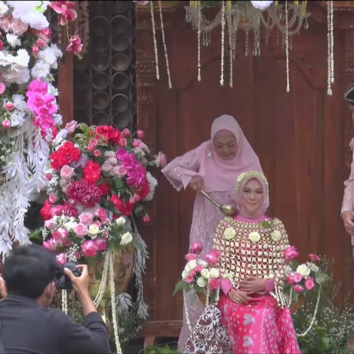 <p>Pada saat sesi siraman, ibunda Ricis juga turut membasuh sang putri dengan lembut. Terlihat Ricis menitikkan air mata haru saat ibundanya membelai dan membasuh perutnya. Foto: Youtube: Ricis Official</p>