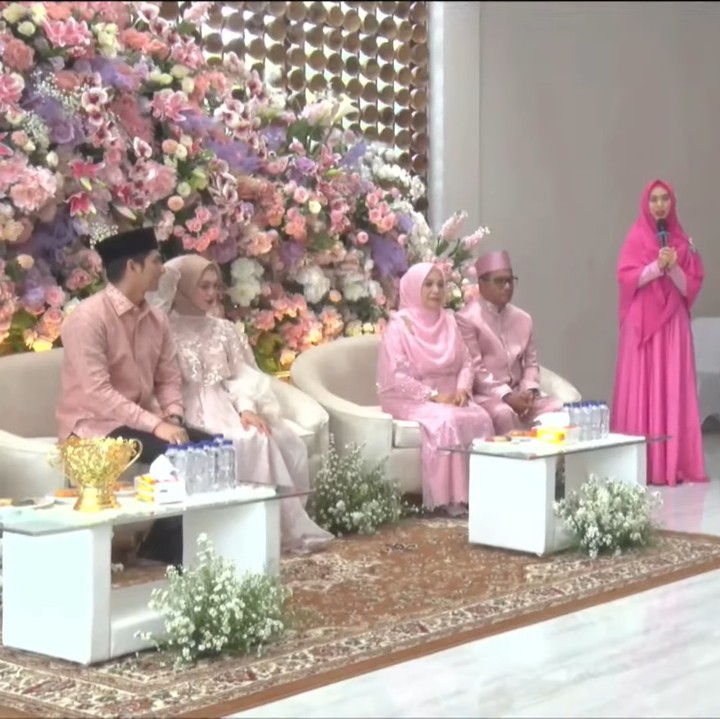 <p>Sang kakak Oki Setiana Dewi pun turut memberikan beberapa doa dan harapan kepada sang adik agar kelak menjadi Bunda dan Ayah yang baik untuk Baby R. Foto: Youtube: Ricis Official</p>