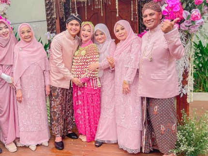 7 Potret Acara Siraman Tujuh Bulanan Ria Ricis, Terlihat Cantik dan Tersenyum Bahagia