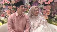 <p>Ria Ricis dan Teuku Ryan baru saja menggelar acara tujuh bulanan pada Minggu (5/6/2022) di kawasan Cipedak, Jakarta Selatan, Bunda. Acara tersebut digelar dengan adat Jawa yakni mitoni, mulai dari pengajian hingga siraman. Foto: Youtube: Ricis Official</p>