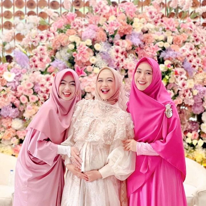 <p>Ricis bersama kedua kakaknya, Oki Setiana Dewi dan dr. Shindy Kurnia Putri. Keduanya terlihat bahagia mendampingi kehamilan sang adik. (Foto: Instagram @dr.shindyputri_)</p>