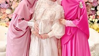 <p>Ricis bersama kedua kakaknya, Oki Setiana Dewi dan dr. Shindy Kurnia Putri. Keduanya terlihat bahagia mendampingi kehamilan sang adik. (Foto: Instagram @dr.shindyputri_)</p>