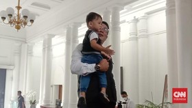 Ridwan Kamil Unggah Momen Hari Pertama Berdinas Ditemani Putra Bungsu