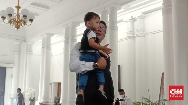 Gubernur Jawa Barat Ridwan Kamil membagikan momen hari pertamanya kembali bekerja di Gedung Sate, Kota Bandung, Senin (6/6).
