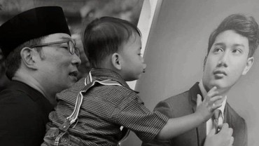 Kembali Kerja Usai Wafatnya Eril, Ridwan Kamil Boyong Sang Anak Bungsu