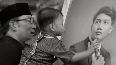 img-title Kembali Kerja Usai Wafatnya Eril, Ridwan Kamil Boyong Sang Anak Bungsu