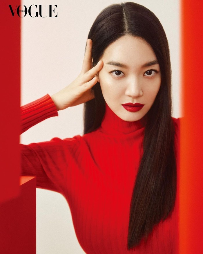 Shin Min Ah tampil cetar membahana dengan produk dari Givenchy Beauty. Pemain Our Blues ini tampil dengan bibir merah merona kala menjalani pemotretan bersama majalah Vogue Korea. Selain elegan, ia juga nampak 'garang'./ Foto: instagram.com/illusomina