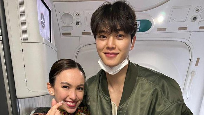 Hoki Banget! Intip Momen Manis Petugas Maskapai Penerbangan bersama Para Artis Korea