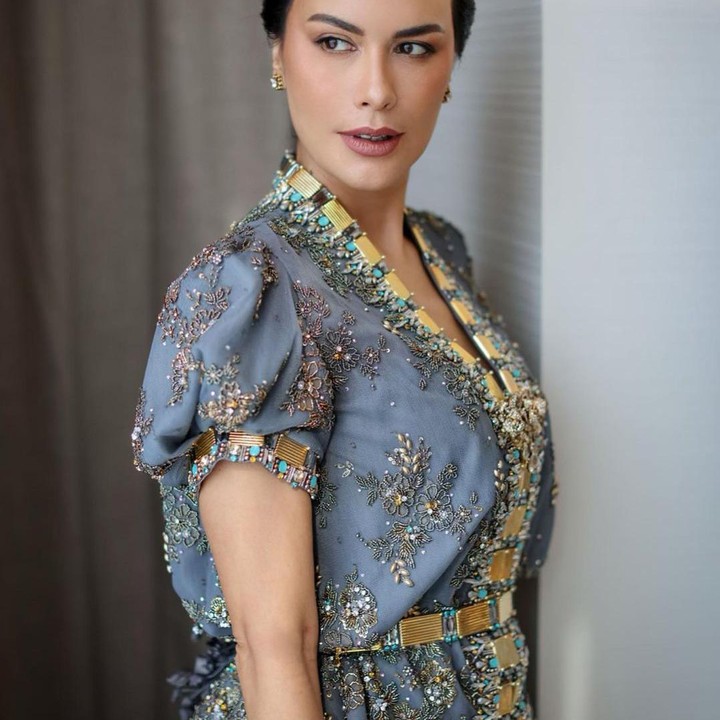 <p>Ya, baju khas dari Sulawesi Selatan ini memang telah dimodif dengan sentuhan modern oleh desainer Vera Anggraini. Pakaian bernuansa biru, abu-abu, dan dikombinasi dengan kuning emas membuat Sophia begitu memesona. (Foto: Instagram @sophia_latjuba88) <br /><br /><br /></p>