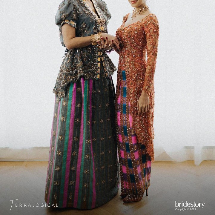 <p>Usai pemberkatan, momen bahagia ini dilanjutkan dengan resepsi pernikahan. Di momen ini, Sophia Latjuba menarik perhatian dengan baju Bodo yang membalut tubuh rampingnya, Bunda. (Foto: Instagram @thebridestory)<br /><br /><br /></p>