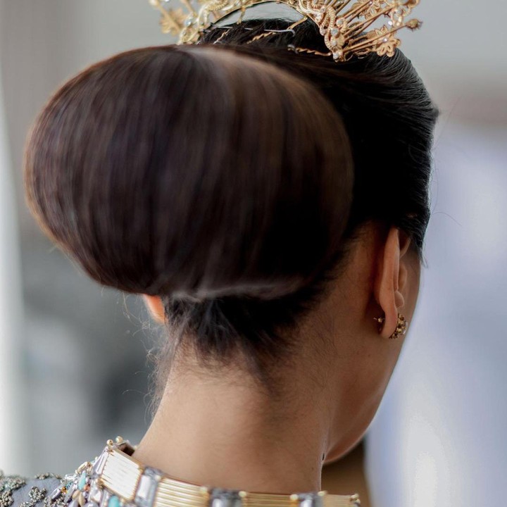 <p>Untuk melengkapi penampilannya, wanita berusia 51 tahun itu menambahkan sepasang gelang dan rambut disanggul dengan mahkota kecil di atasnya. (Foto: Instagram @sophia_latjuba88)</p>