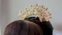 <p>Untuk melengkapi penampilannya, wanita berusia 51 tahun itu menambahkan sepasang gelang dan rambut disanggul dengan mahkota kecil di atasnya. (Foto: Instagram @sophia_latjuba88)</p>