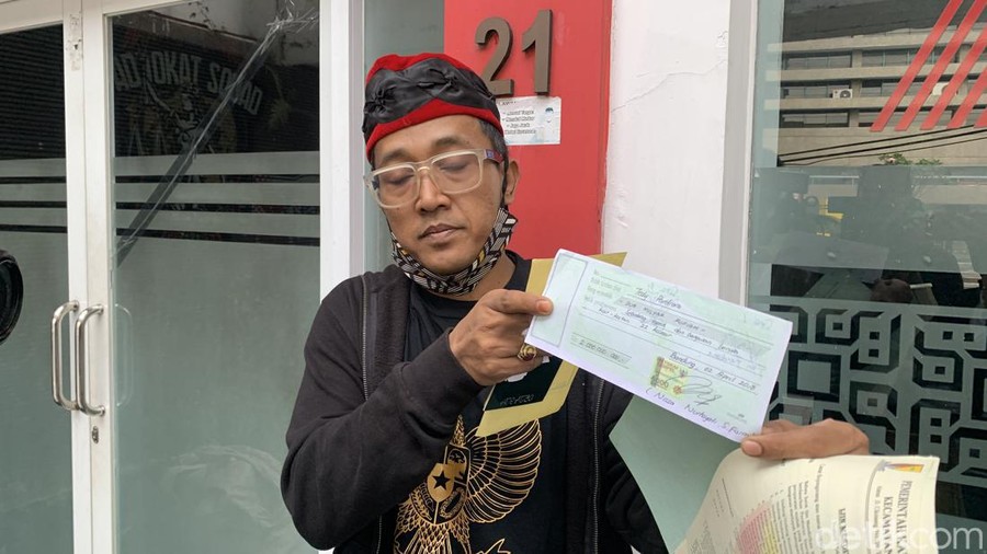 Teddy Pardiyana tunjukan bukti kepemilikan kosan 32 pintu