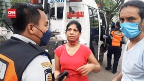 VIDEO: 2 WNA Protes Mobilnya Diderek Petugas Dishub