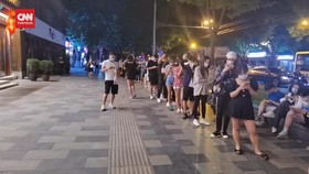 VIDEO: Warga Beijing Boleh Bekerja di Kantor dan Makan di Restoran