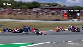 VIDEO: Kepala Nakagami Kena Ban Bagnaia di MotoGP Catalunya