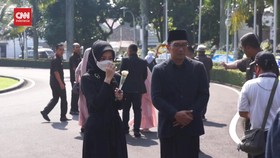 VIDEO: Ridwan Kamil dan Istri Temui Warga Luar Gedung Pakuan