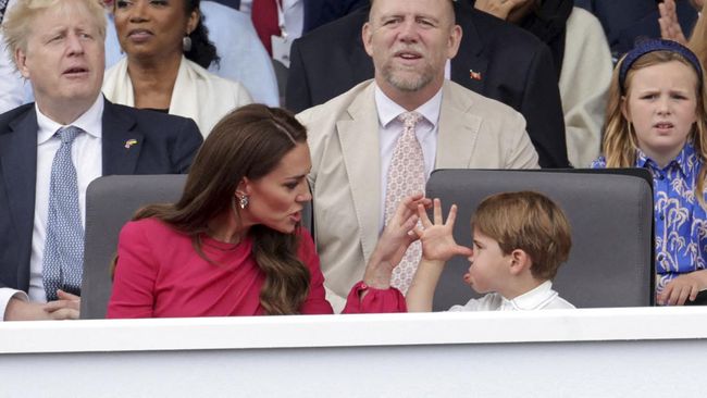 Foto viral Louis terlihat sedang menantang ibunya. Gara-gara ini, pola asuh Kate Middleton pun banyak dikritik. 