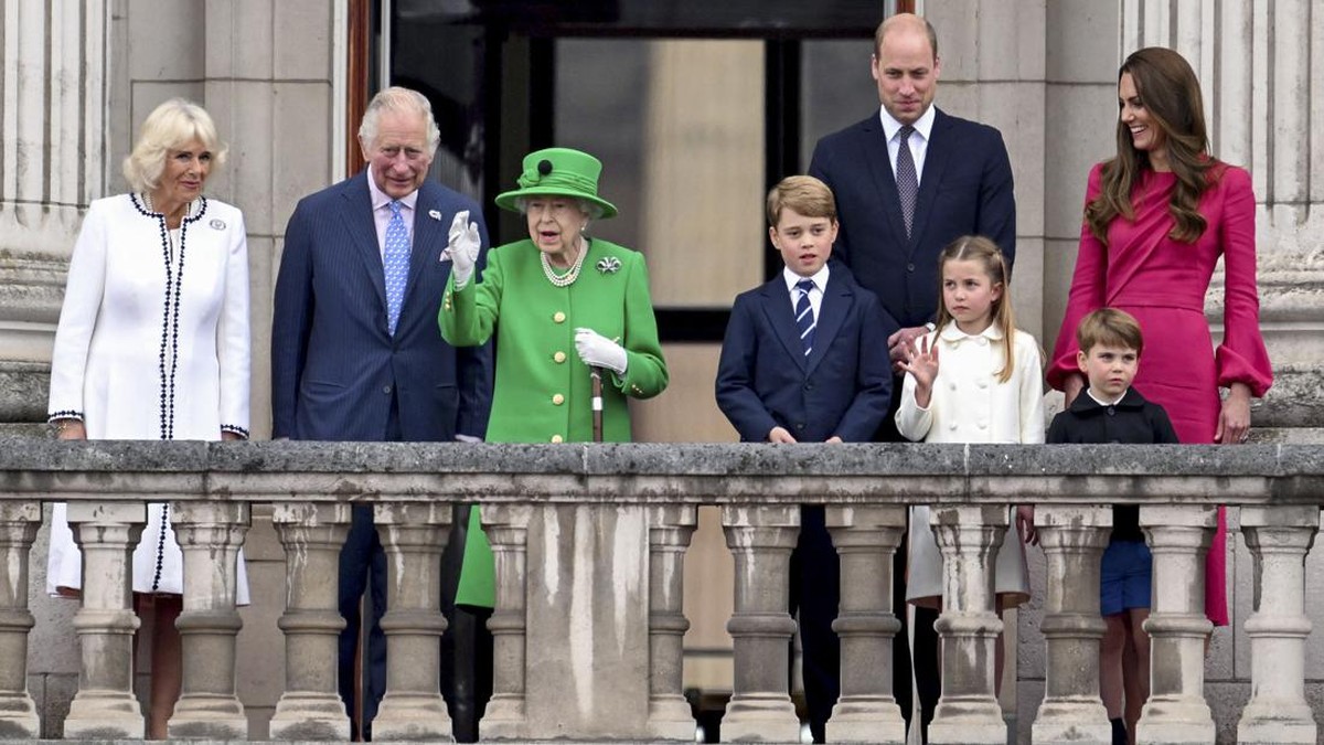FOTO: Jahilnya Pangeran Louis yang Menggoda Kate Middleton