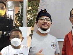 Serba-serbi Tukang Cukur Rambut Para Pesohor Bandung