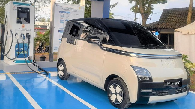 Jarak tempuh mobil listrik Wuling Air EV ketika baterai terisi penuh diklaim dapat menempuh jarak 200 hingga 300 kilometer.