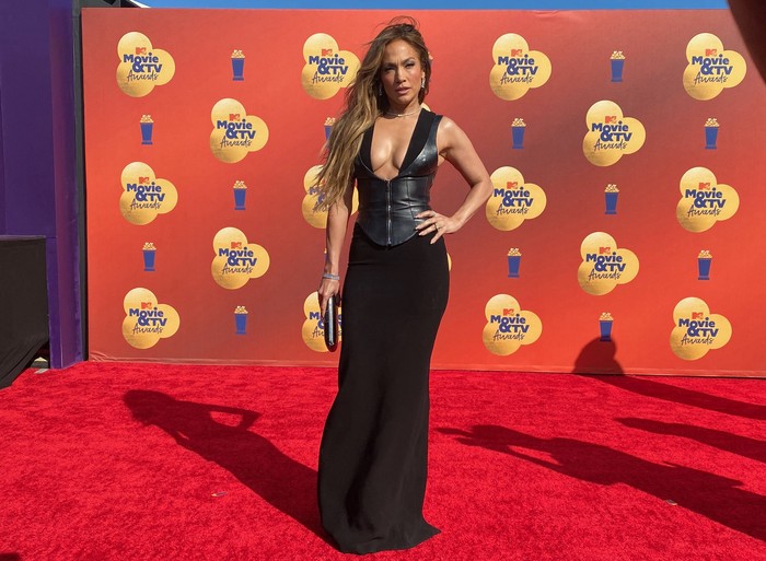 Menerima penghargaan untuk kategori Generation Award, Jennifer Lopez mengenakan gaun seksi kreasi label Monot. Foto: AFP via Getty Images/CHRIS DELMAS
