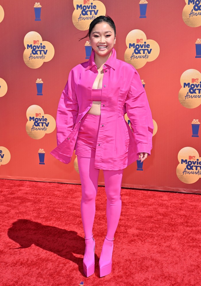 Busana warna Pink PP lansiran Valentino memang mendominasi selama acara penghargaan tahun 2022. Lana Condor jadi aktris lainnya yang mengenakan koleksi tersebut. Ia memilih padnana jaket, bandeau top, dan rok dengan stocking dan platorm heels. Foto: FilmMagic/Axelle/Bauer-Griffin