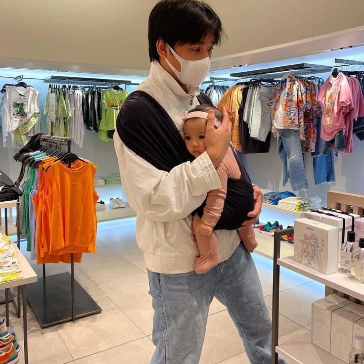 <p>Anak laki-laki satu-satunya di keluarga The Baldy’s itu tidak ragu menggendong Nakeya dengan penuh kelembutan. "Bahagia banget liat pemandangan begini," tulis Nola sebagai keterangan fotonya. (Foto: Instagram @riafinola)</p>