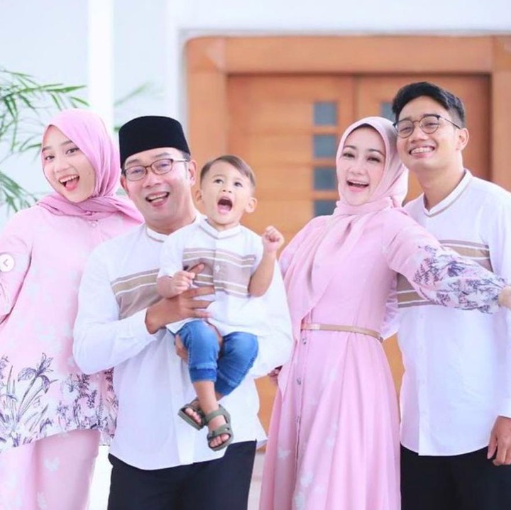 <p>Kedua kakaknya, mendiang Emmeril Kahn dan Zara juga begitu menyayanginya seperti adik kandung sendiri. (Foto: Instagram @arkanaaidan)</p>