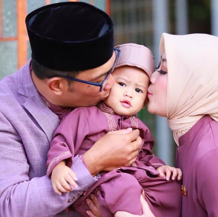 <p>Kehadiran Arkana seolah menambah warna dalam kehidupan keluarga Ridwan Kamil dan Atalia Praratya. Ia juga begitu sayang dan menjadi pelengkap keluarga Ridwan Kamil. (Foto: Instagram @ridwankamil)</p>