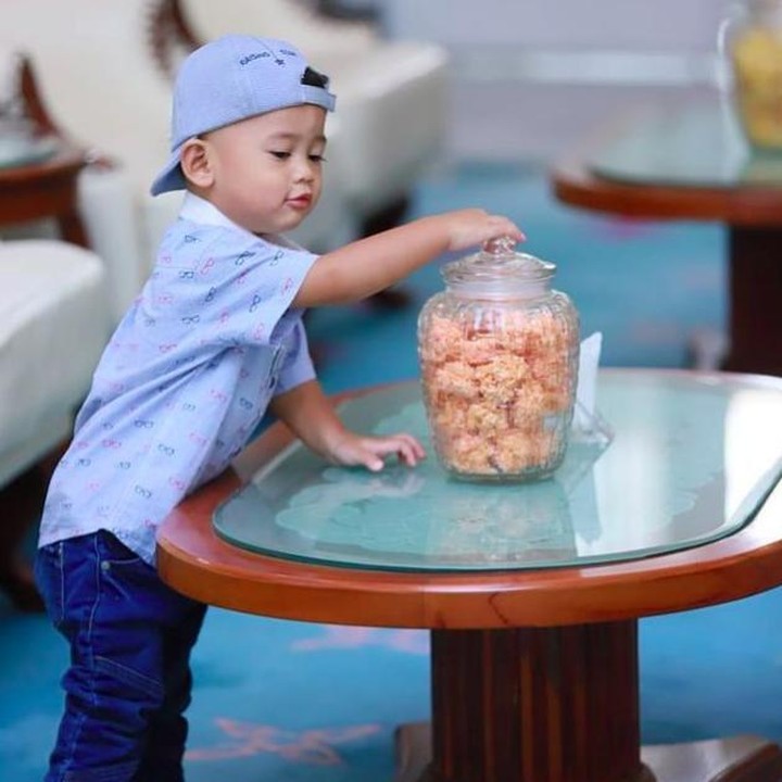 <p>Sudah berusia 2,5 tahun, Arkana Aidan makin menggemaskan. Polahnya bikin publik jatuh hati. (Foto: Instagram @ataliapr)</p>