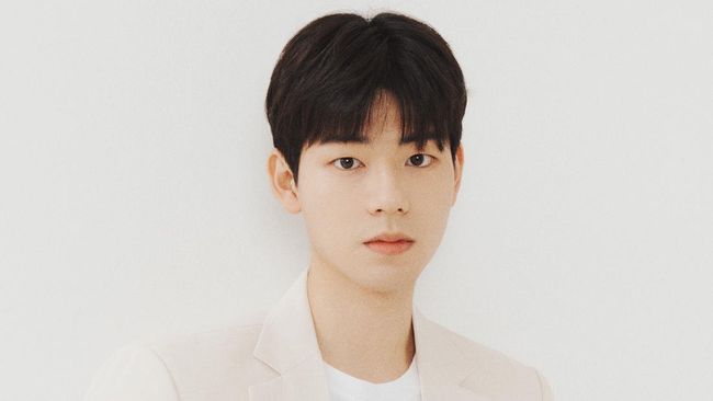 Bae Hyun-sung Curhat Kesulitan Jadi Ayah Muda dalam Our Blues Bae Hyun-sung mengaku kesulitan memerankan ayah muda dalam drama Our Blues. Ia berdiskusi dengan rekan-rekan yang menikah dini.