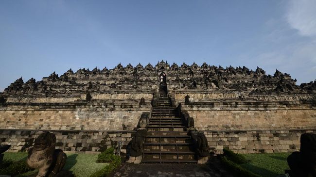 Kawasan Candi Borobudur di Magelang, Jawa Tengah, ditargetkan menjadi salah satu sumber penerimaan terbesar negara oleh MenkoMarves Luhut Binsar Pandjaitan.