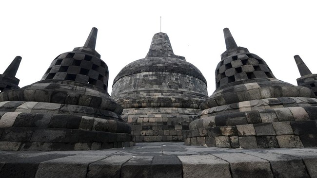 Menko PMK Muhadjir Effendy menyebut kondisi Candi Borobudur di Magelang sudah miring sehingga diperlukan pembatasan pengunjung yang naik ke area stupa.