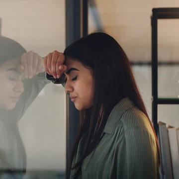 img-title Menurut Psikologi, Ini 13 Alasan Mengapa Orang Cerdas Kurang Bahagia! Duh, Apa Saja?