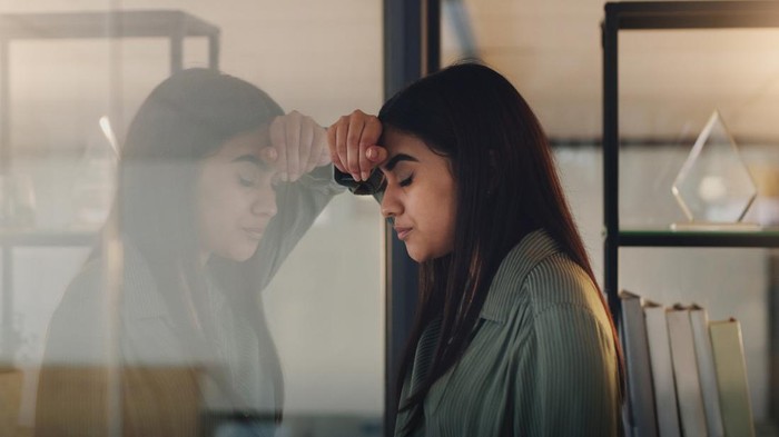 img-title Menurut Psikologi, Ini 13 Alasan Mengapa Orang Cerdas Kurang Bahagia! Duh, Apa Saja?