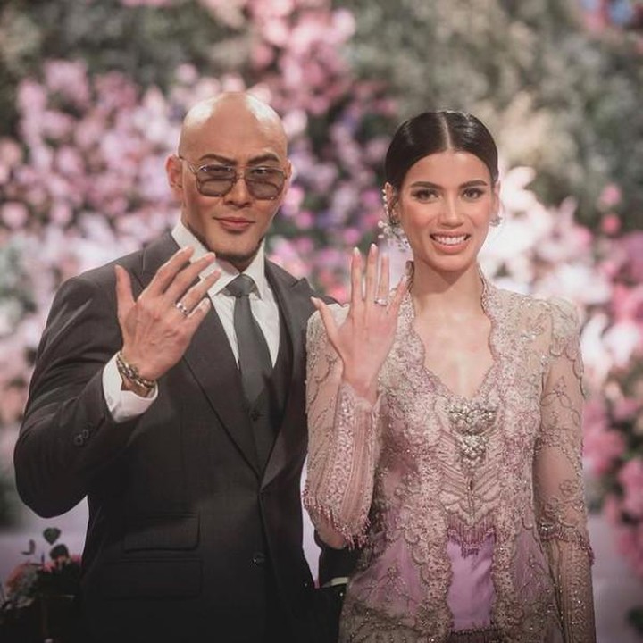 <p>Deddy Corbuzier dan Sabrina Chairunnisa akhirnya resmi menikah, Bunda. Mereka menggelar acara pernikahan pada 6 Juni 2022. (Foto: Instagram @sabrinachairunnisa_ @davidsalim)</p>